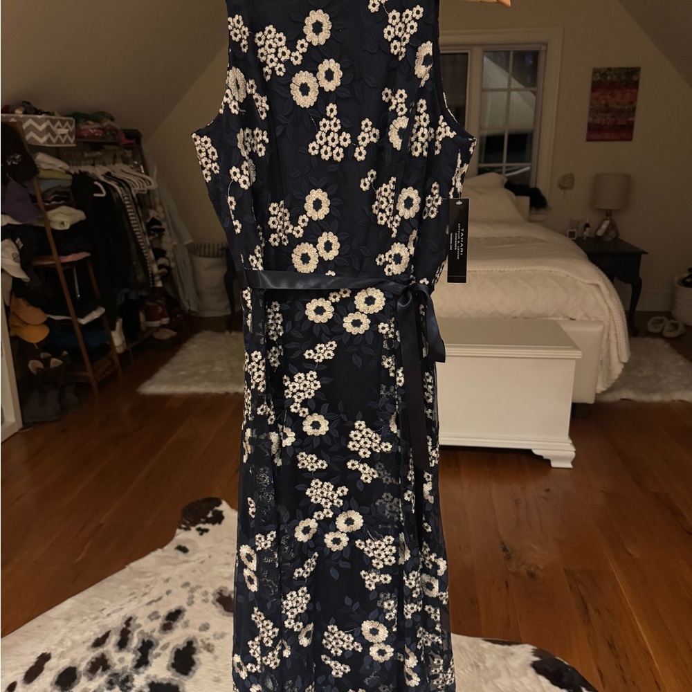 Tahari Floral Sleeveless Dress in Navy and White/Champagne Size 6